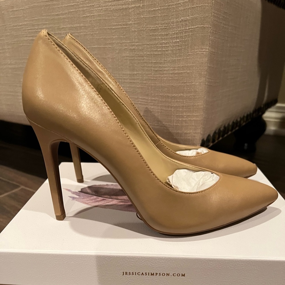 NWT Jessica Simpson Haneh Leather Pumps, Nude, Size 7